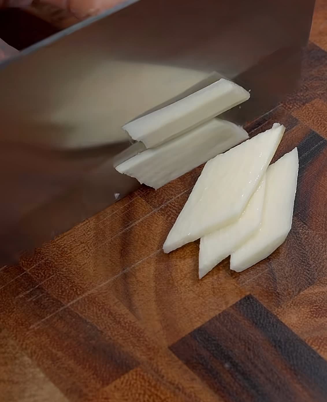 首先去皮,山药斜刀切成段,再改刀切成菱形片