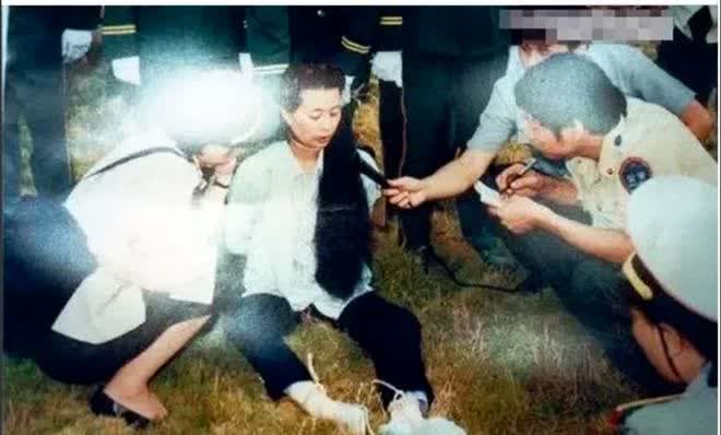 在1992年,刑场上一名死刑犯被绑在麻绳中,麻绳像粽子一样紧紧绑着她的