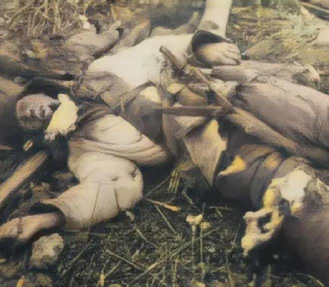 1953年在朝鲜战场上,一名来自中国的志愿军战士,在中弹后倒在了地上