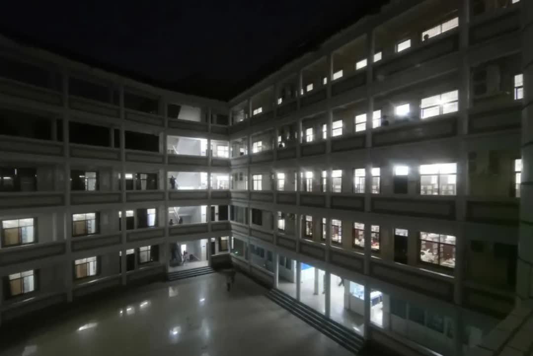 晚上吃完饭,在厨房收拾完碗筷,就回卧室床上刷手机去了