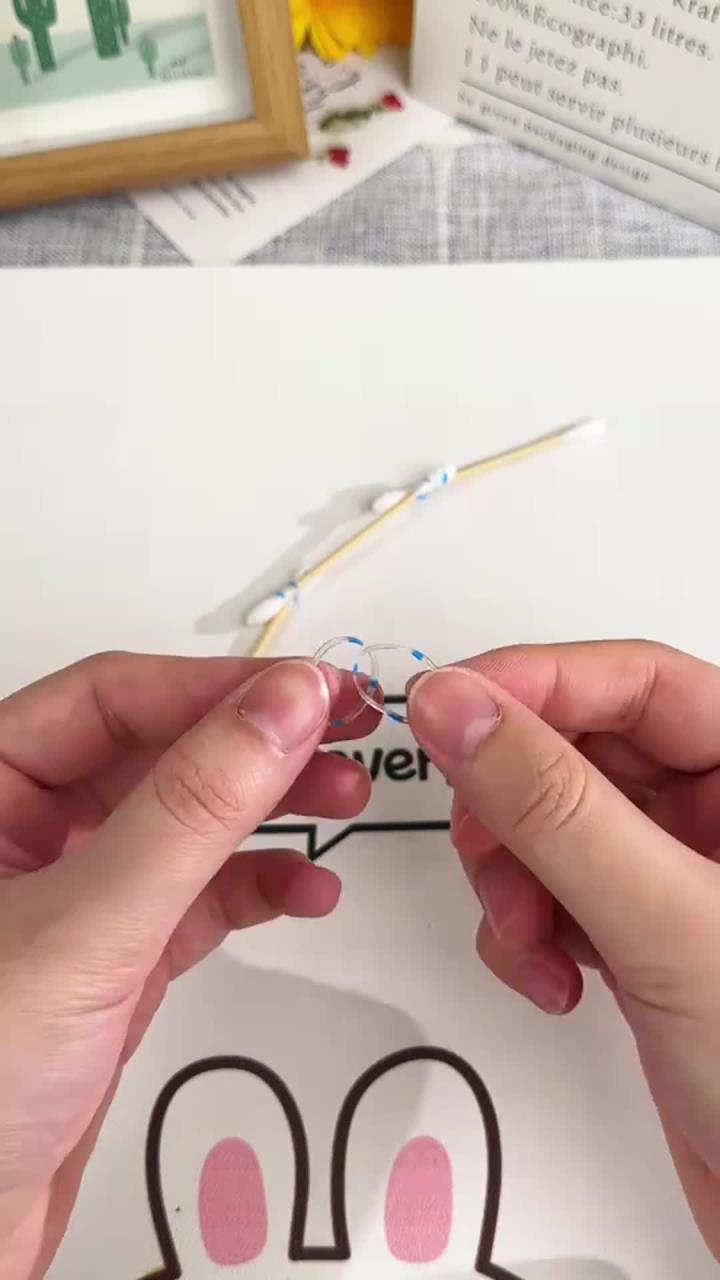 用家里的棉签棒和小皮筋,做个好玩的小弓箭吧