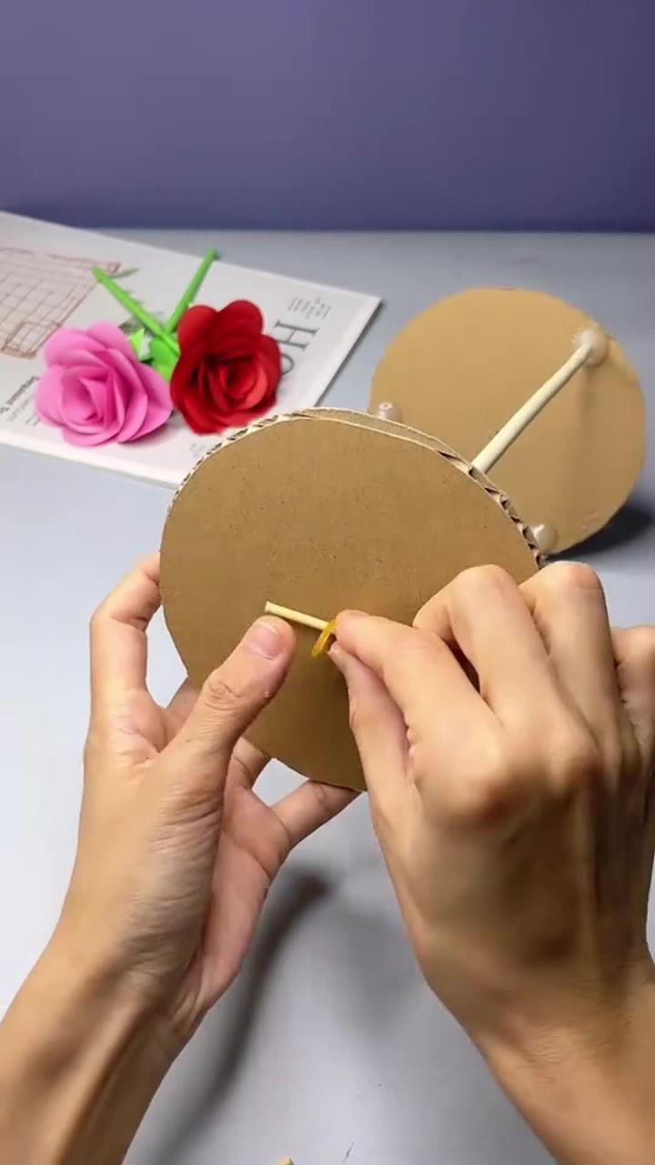 用纸做滚动的轮子