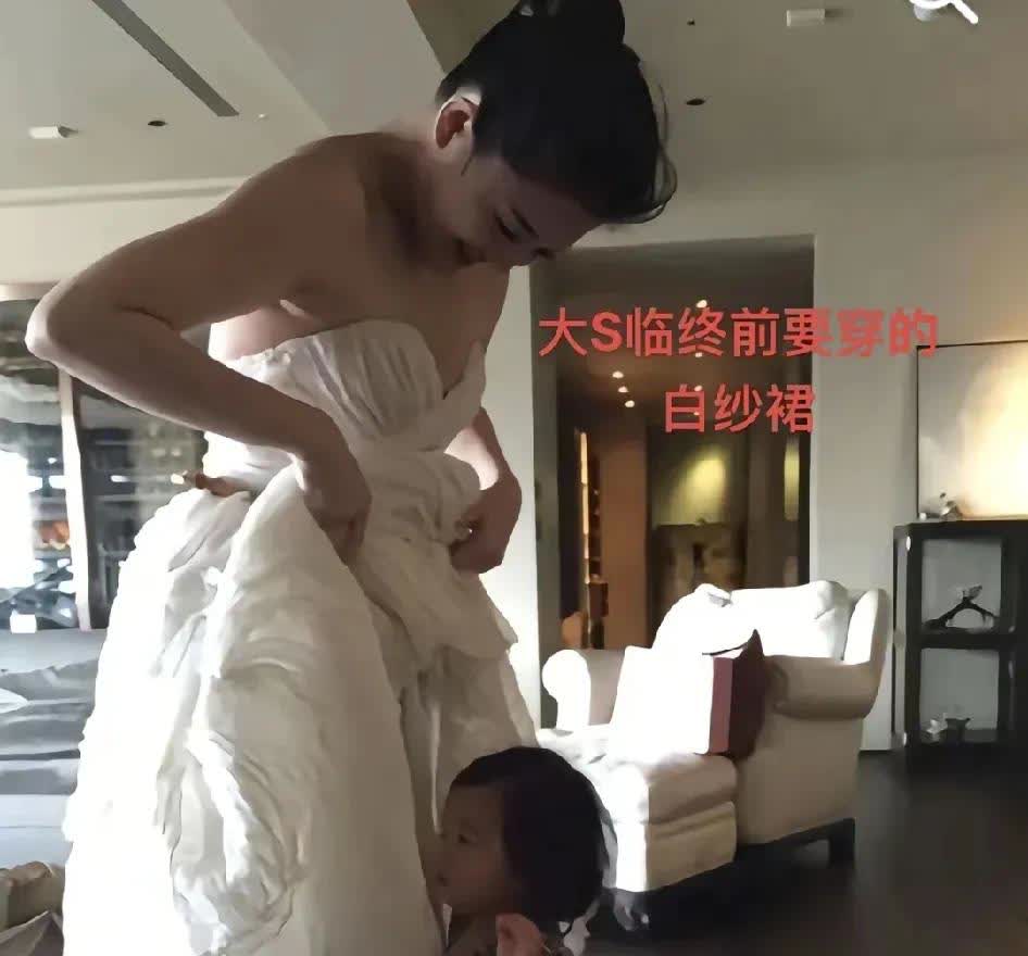 是搂着孩子等你回家吃饭老婆睡觉儿子脱长裙子喝母乳她看到这旧照