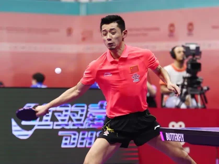 许昕还被要求混双也必须夺冠,结果赛事太密集,许昕张继科先后拼到受伤