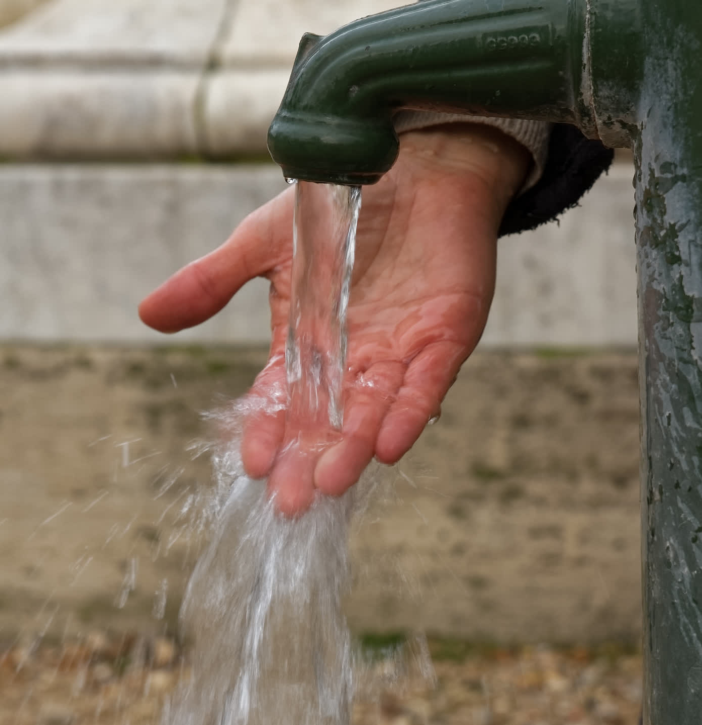 据当地水务集团透露,因水源地氮元素超标,水务集团加