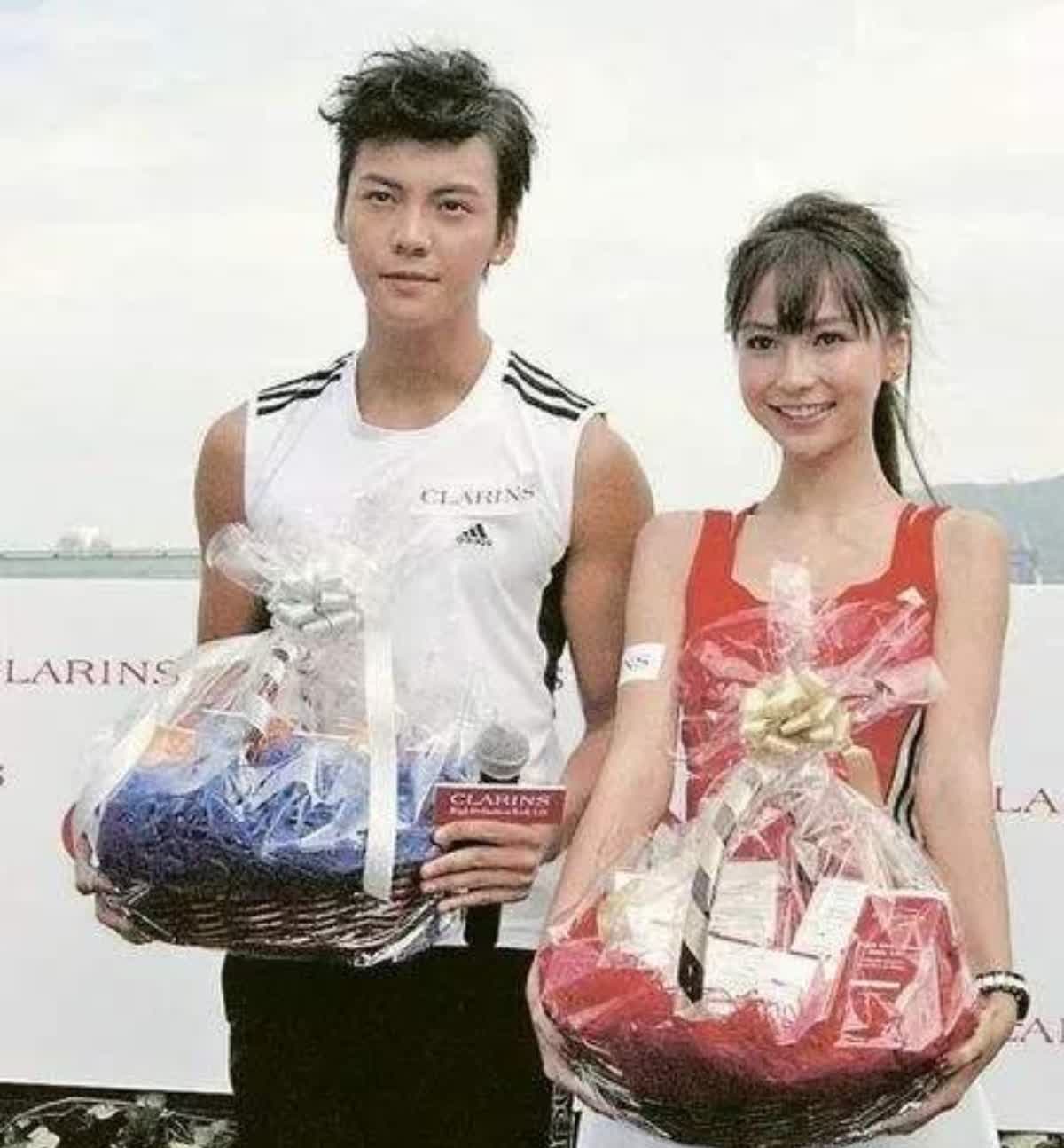 老照片昔日陈伟霆与杨颖的合影那时候两个人都是20岁左右的年纪看