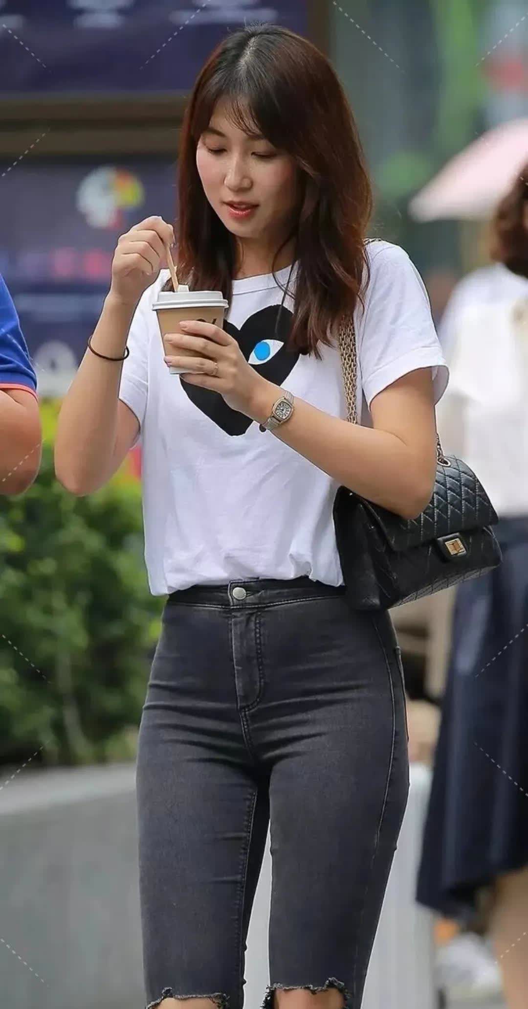 街头时尚# 牛仔破洞裤 白色t恤 高跟鞋,都市女孩的美丽日常穿搭,轻踏