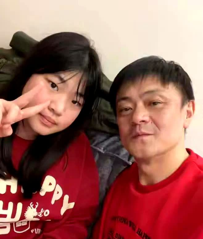 某种程度上来说,高亮瘦了以后,其实蛮经常主动找两个女儿一起合影的