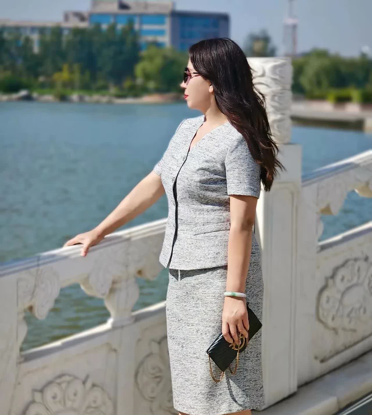 大家好我是一名50岁的保安,在这个高档小区里住了很多单身女强人,我