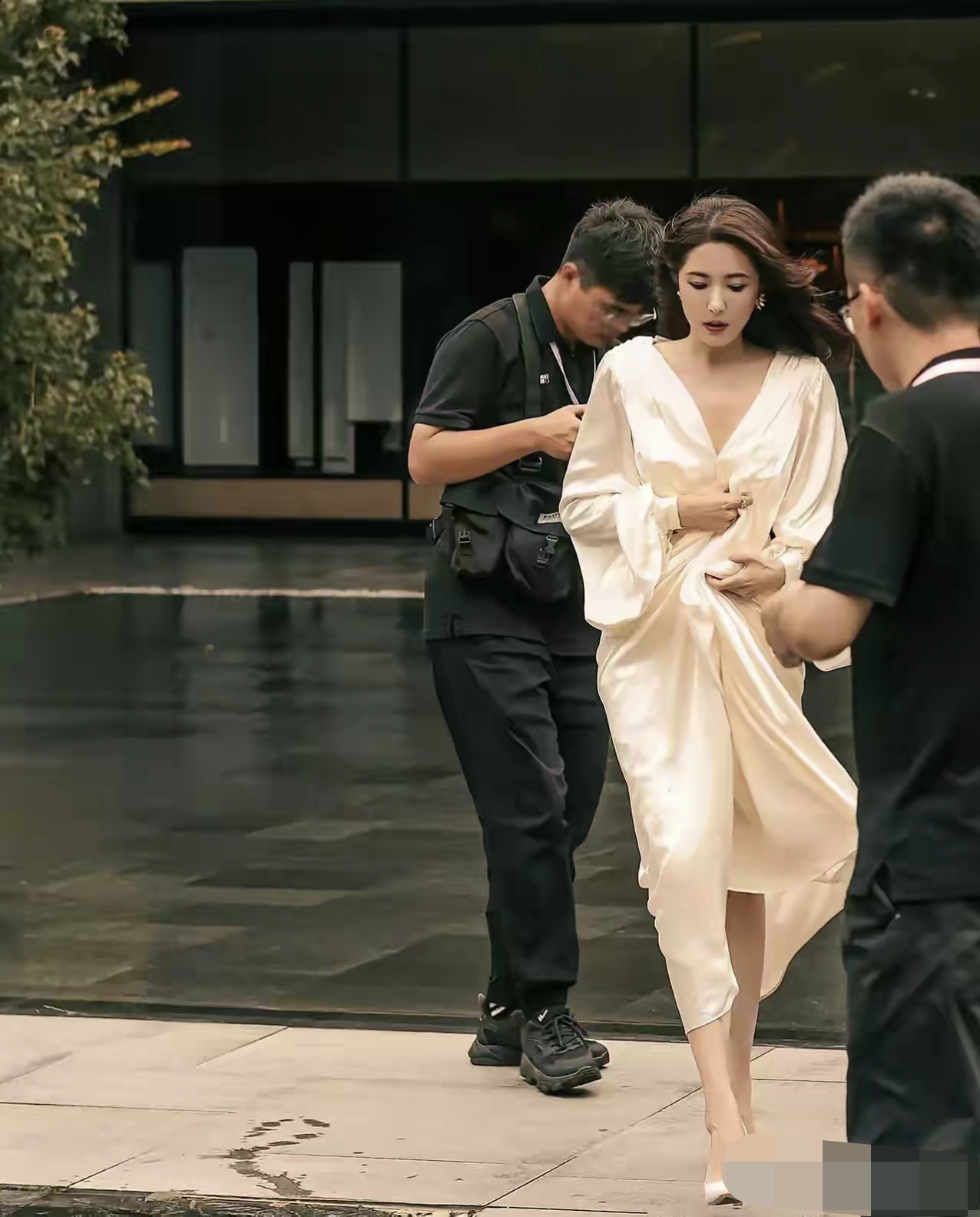 她是真的好看一张标准的鹅蛋脸脸上满满的胶原蛋白那颜值是真能让