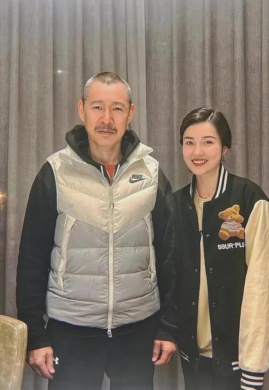 不知道是他张丰毅一家四口照片张丰毅一家三口近照张丰毅一家张丰毅