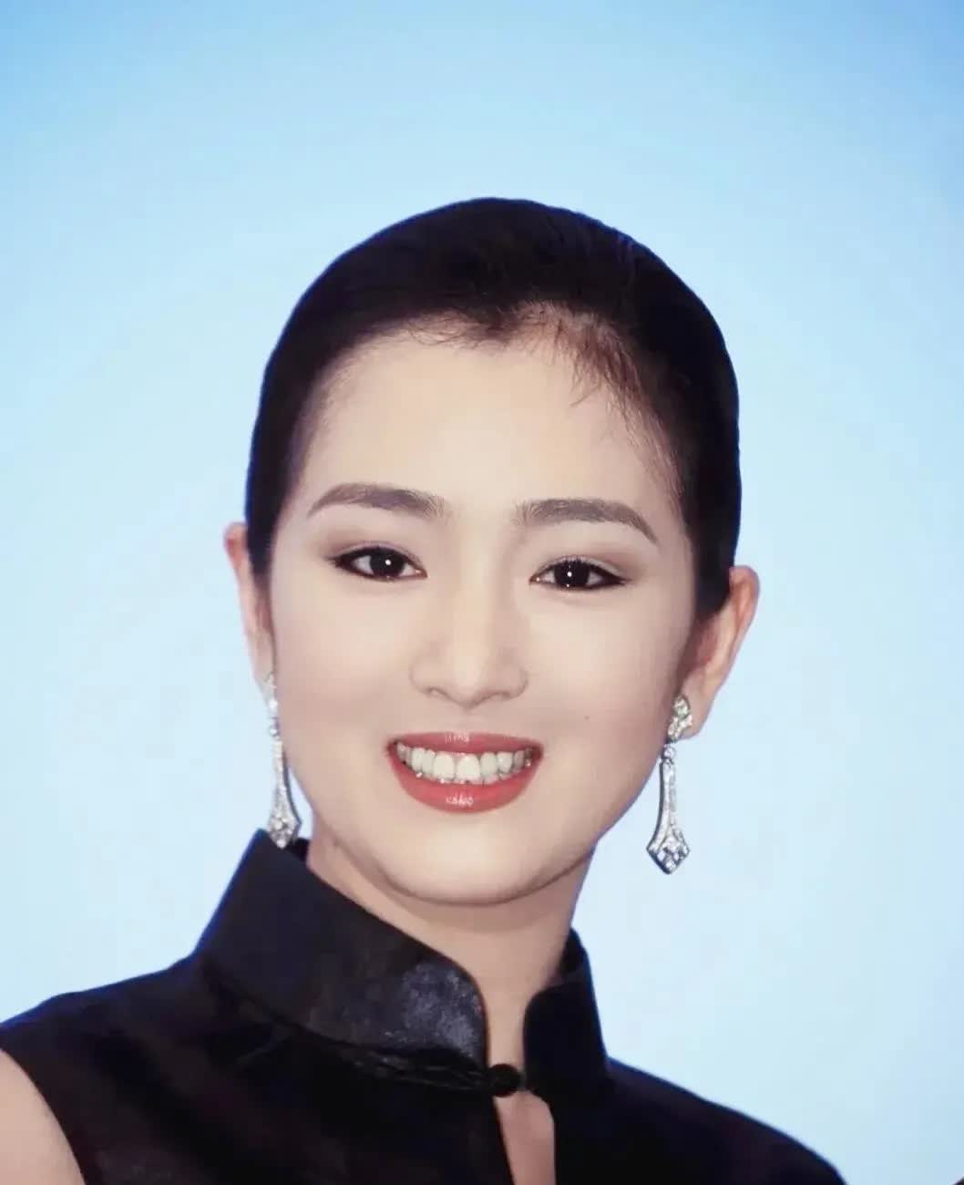 你们仔细瞅瞅,她那标准的鹅蛋脸,一看就很有福相