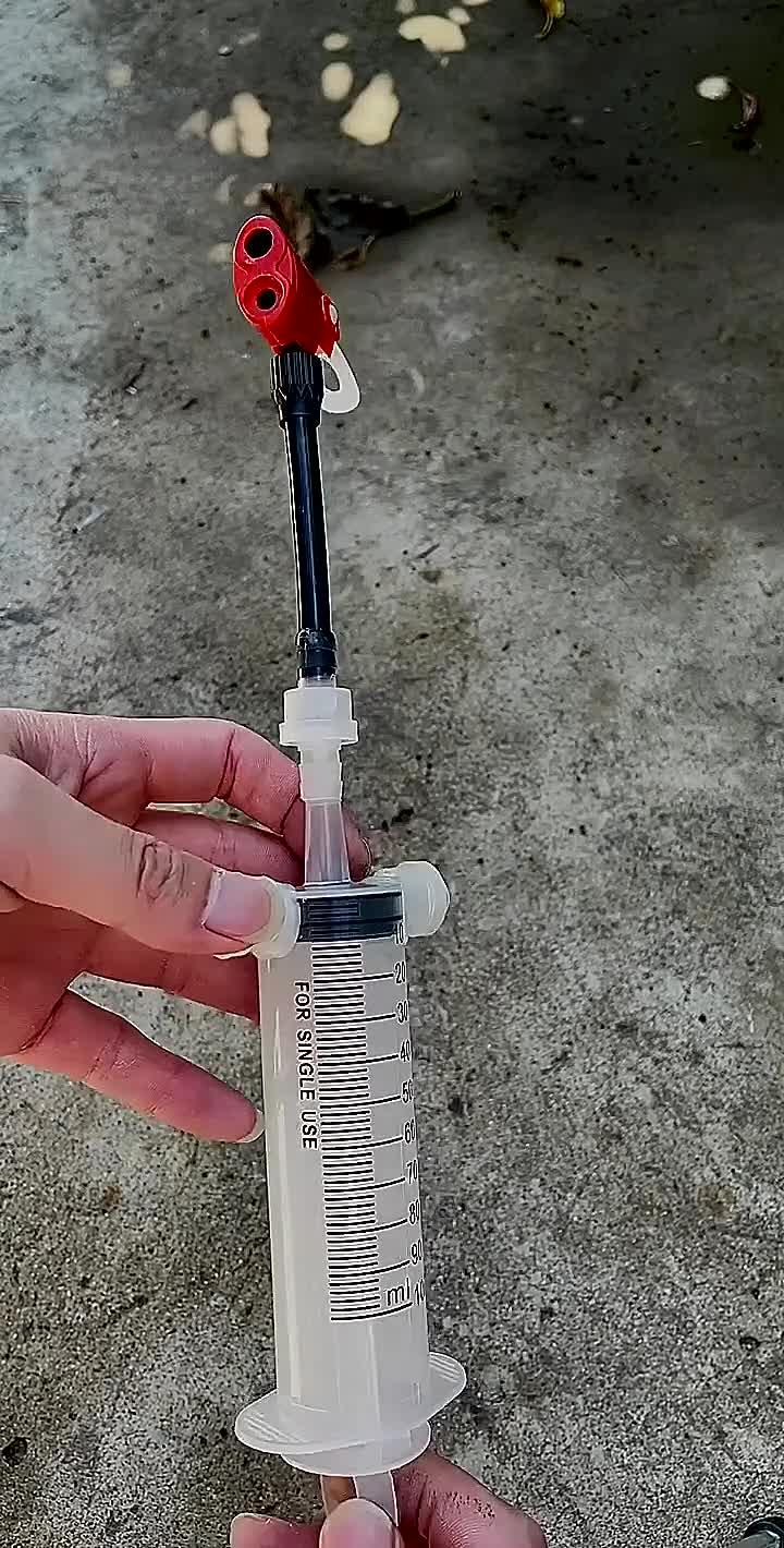 用注射器做了一个迷你打气筒,使用起来非常的方便