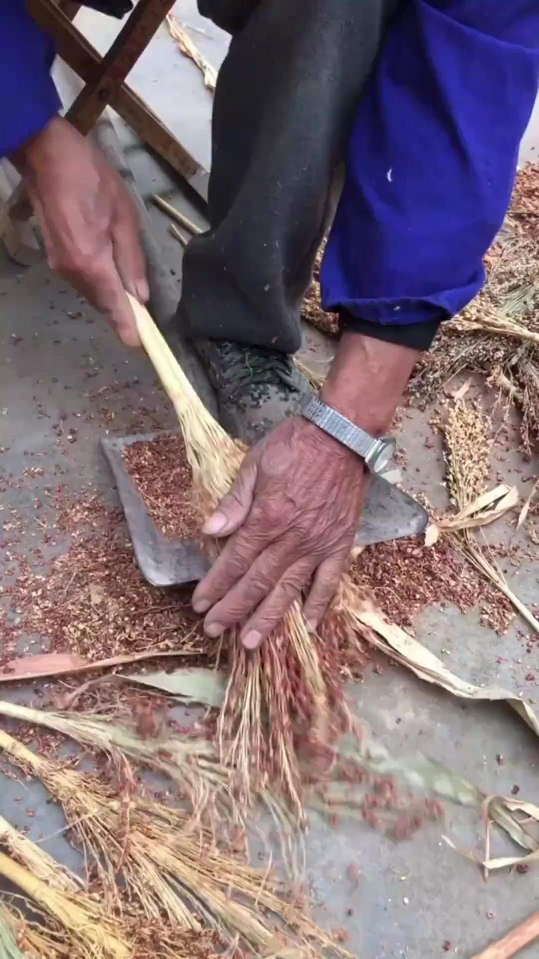 民间的手艺制作高粱扫把,这样的老手艺已经不多了,现在很少见到