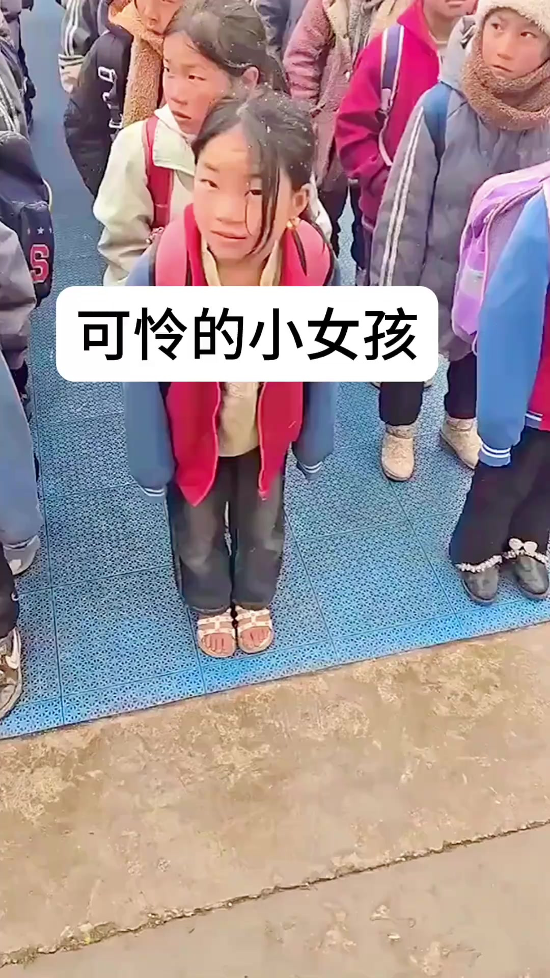 寒冬中小女孩穿凉鞋上学,坚定信念令人心疼,她的冬衣去哪了?
