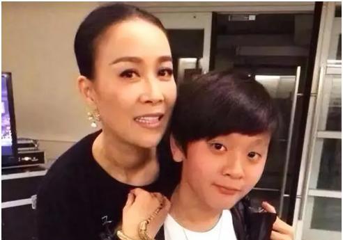 2000年,那英得知高峰出轨酒吧女老板王纳文后,带着一伙彪形大汉砸了她