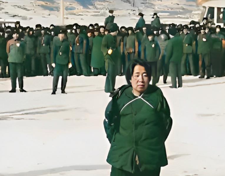 公审大会上,留下了这张照片,这个被五花大绑在椅子上的女人叫王守信