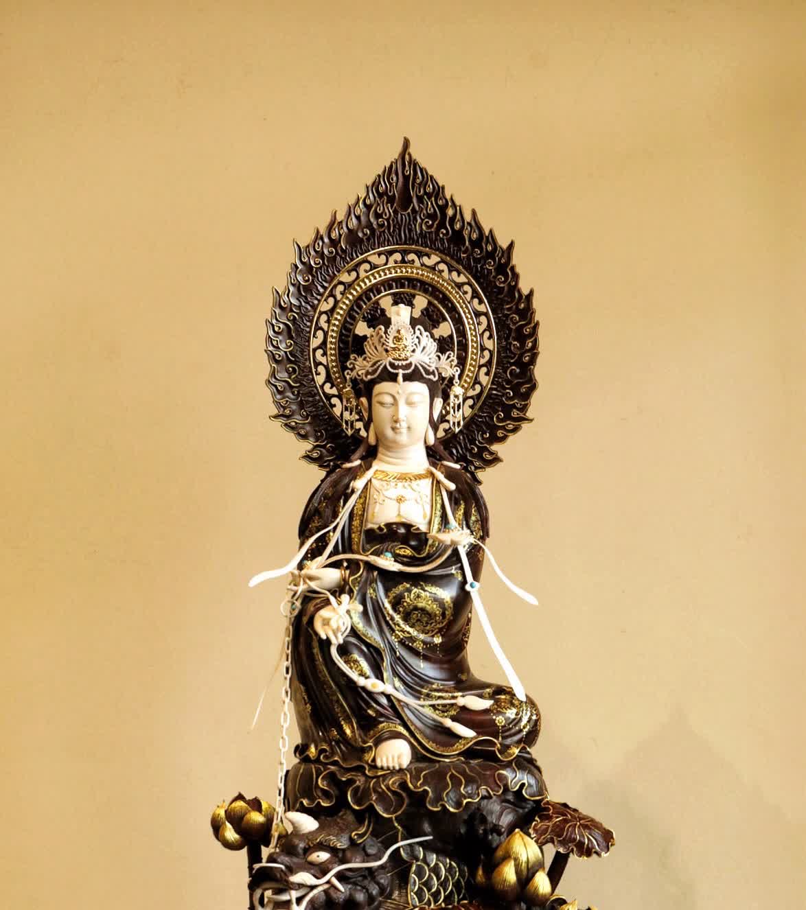整料手工雕刻,运刀细致流畅,观音手持如意,端坐于莲台之上,上下纹饰