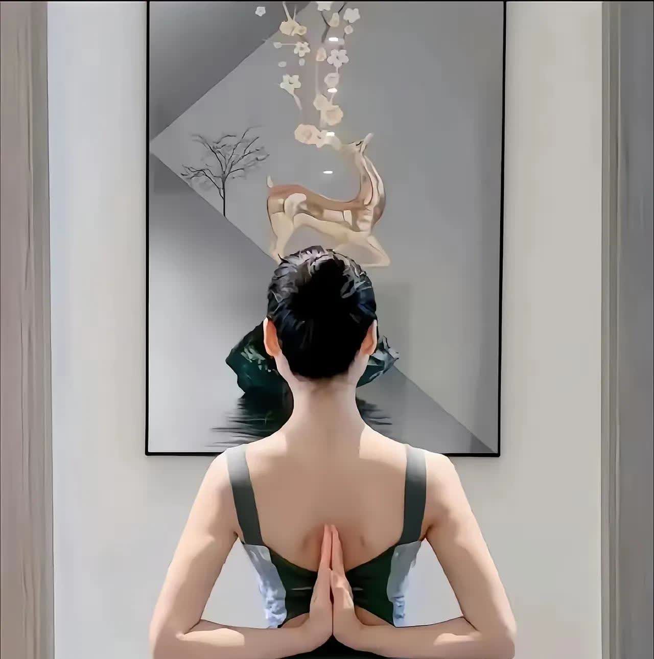 高难度动作,双手合十,背在后面,身才好看,比例协调,盘着头,臀部圆润