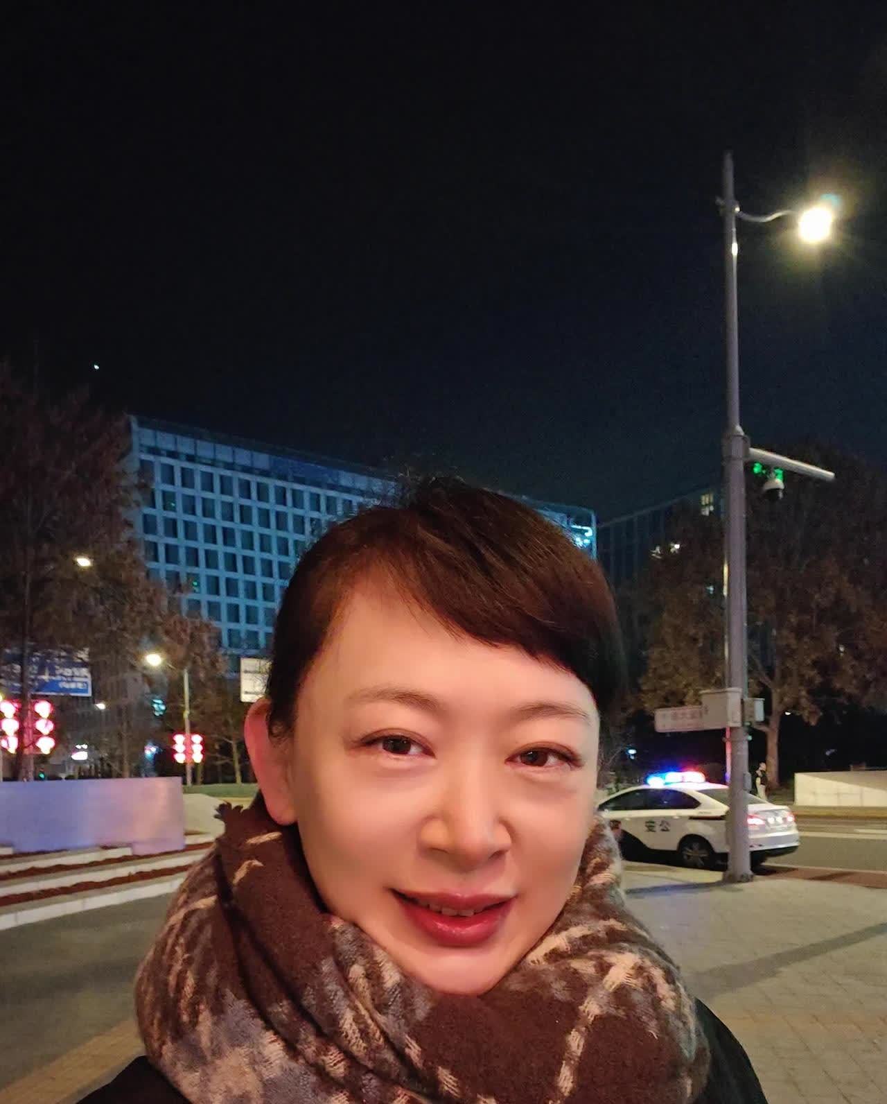 夜晚,我与老张挽着手在这座既熟悉又陌生的城市