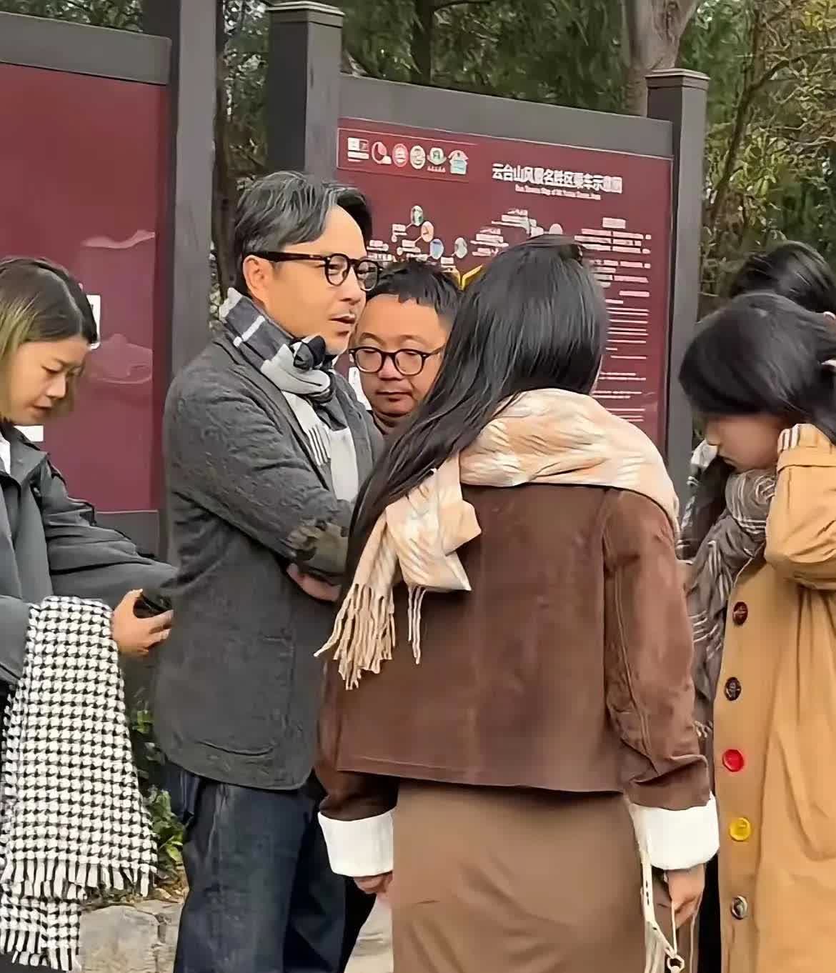 在人群里分外耀眼如果何炅是逆生长的话汪涵则是越老越妖