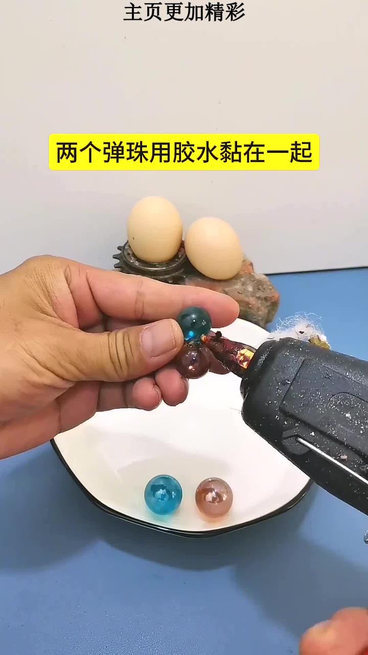 开车有珠子滚动撞击的声音
