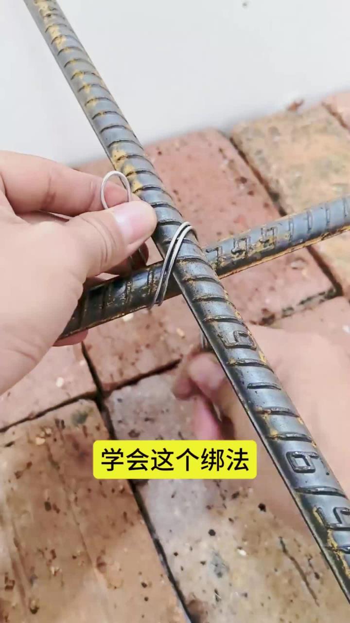 女生坐钢筋的教程视频