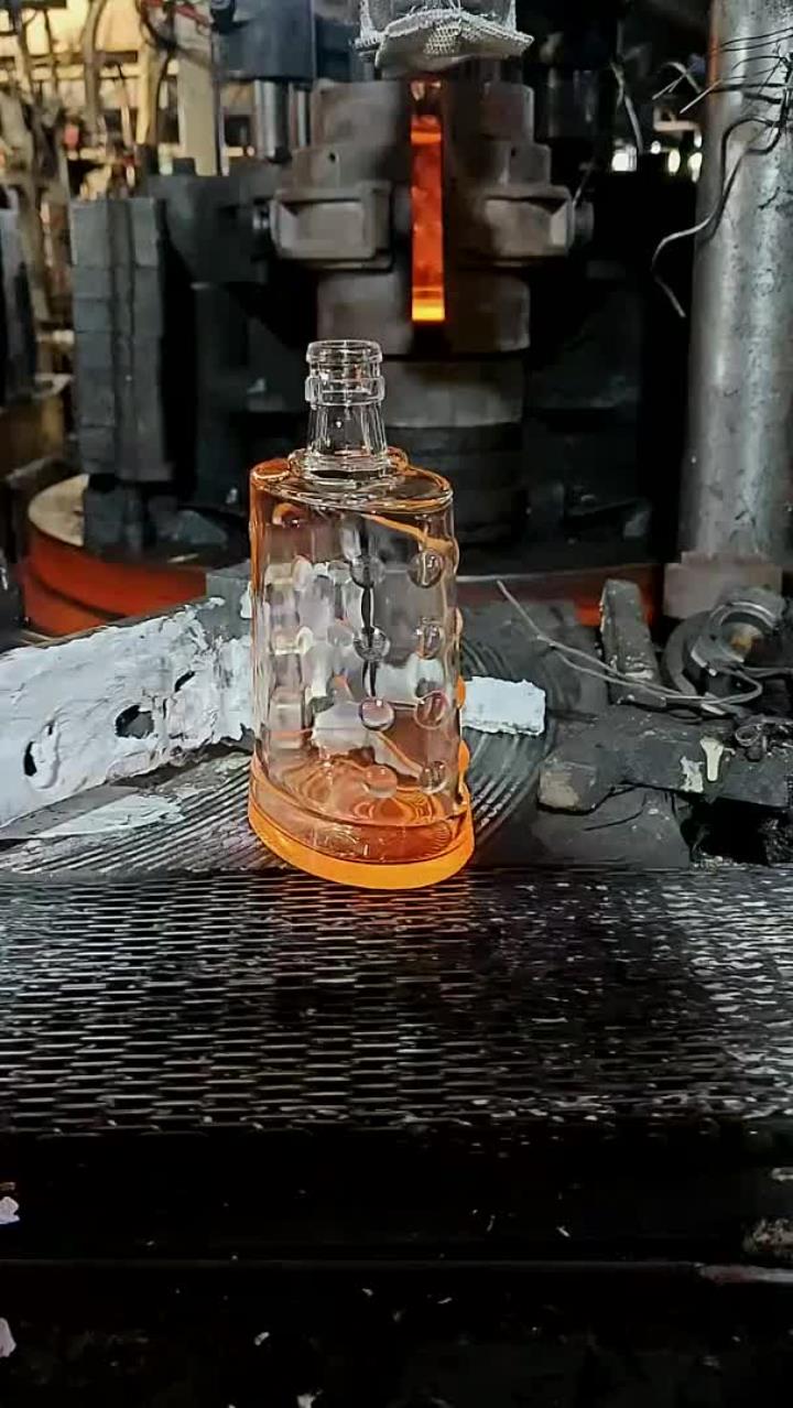 玻璃酒瓶生产线,一年产值几百万.这就是自动化的效率