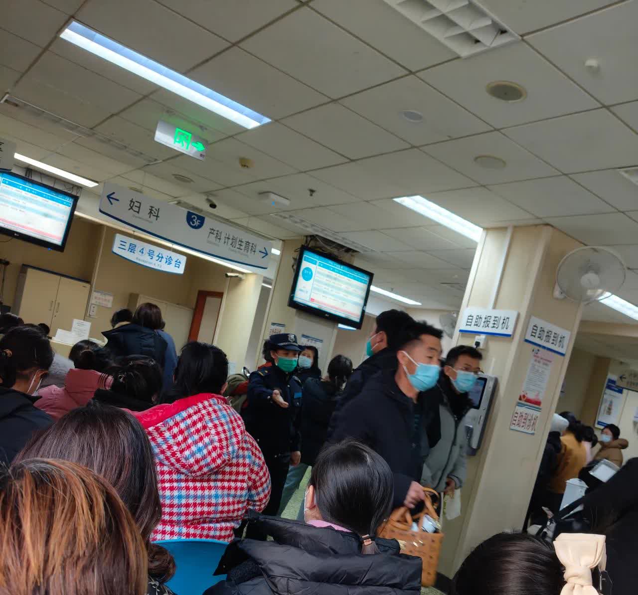这是人民医院妇科正在等候看病的人群,照片拍摄于 2024 年 12 月 25