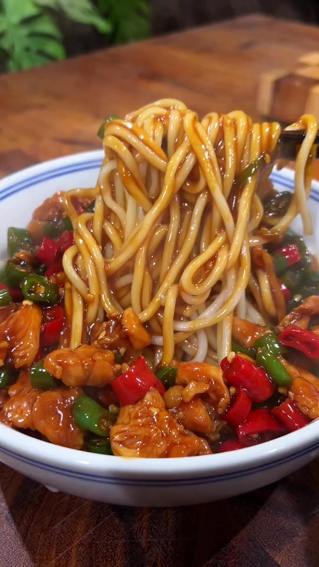 辣子鸡丁面 简单易学的辣子鸡丁拌面真的巨好吃