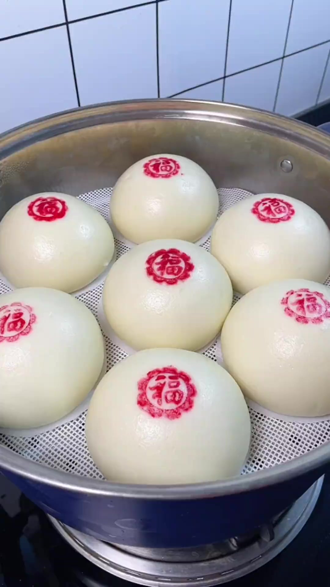 白白胖胖的大馒头,印上大红的福字,年味十足