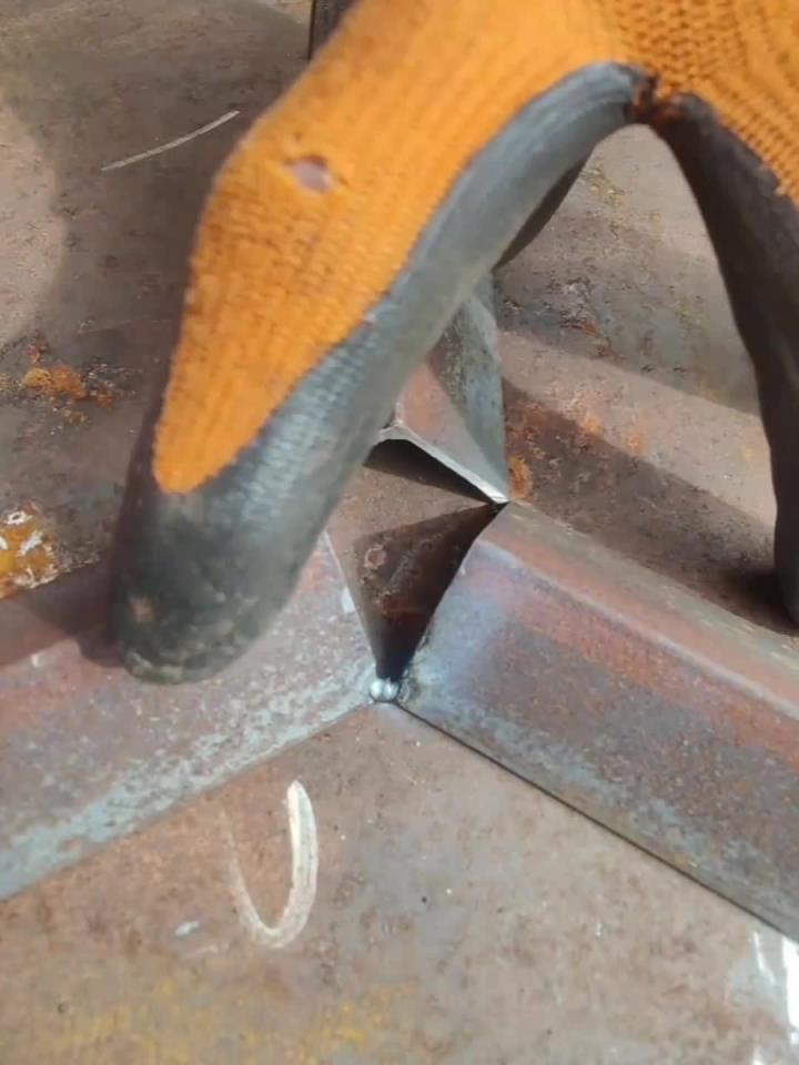 角钢无缝焊接技巧:三根角钢完美结合,最终效果让人惊叹!