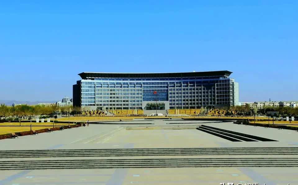 图1克拉玛依市政府大楼 图2石河子市政府大楼 图3乌鲁木齐市政府大楼