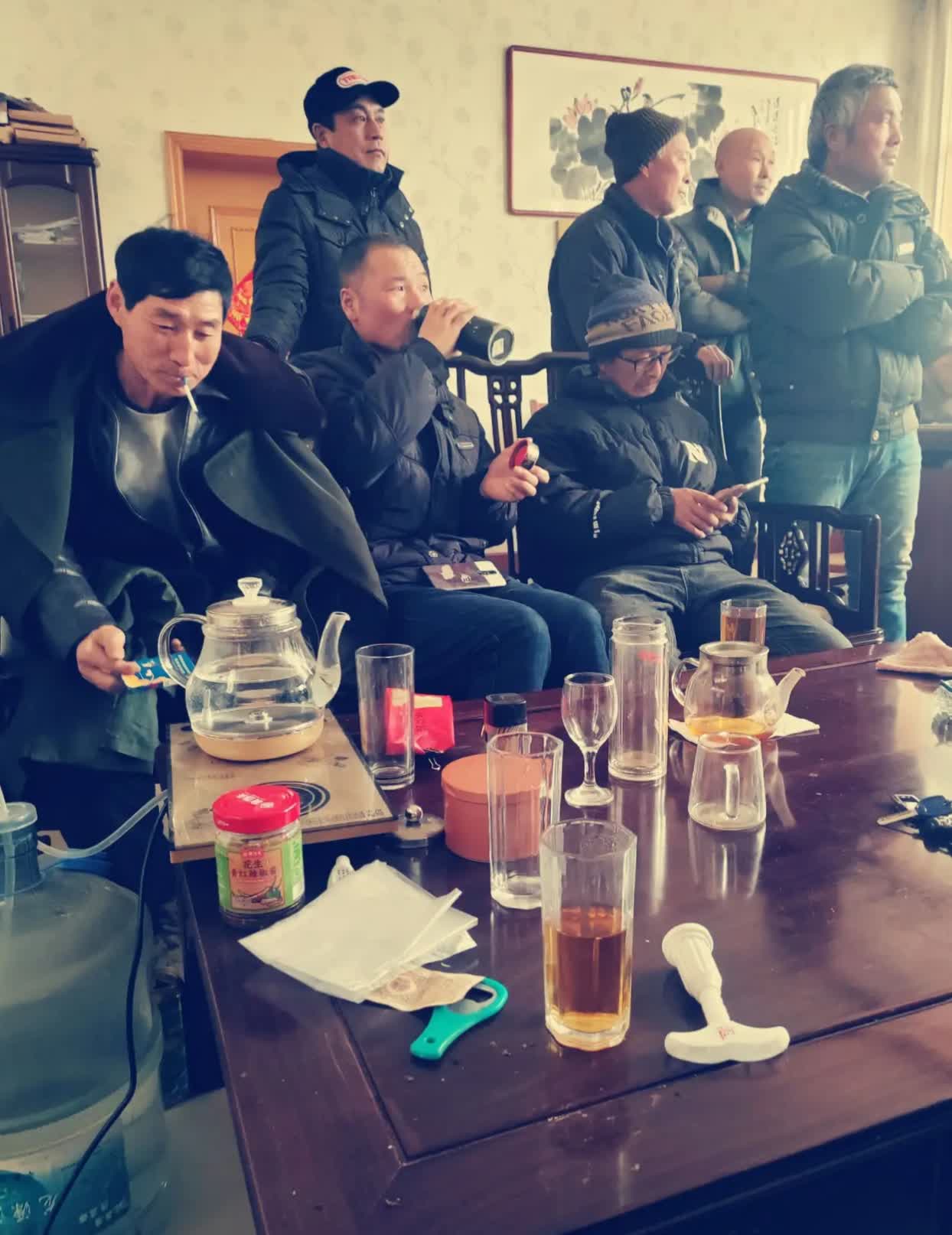 要去拼尽全力即便如此辛苦一年却得不到民工讨薪农民工要账喝茶图片