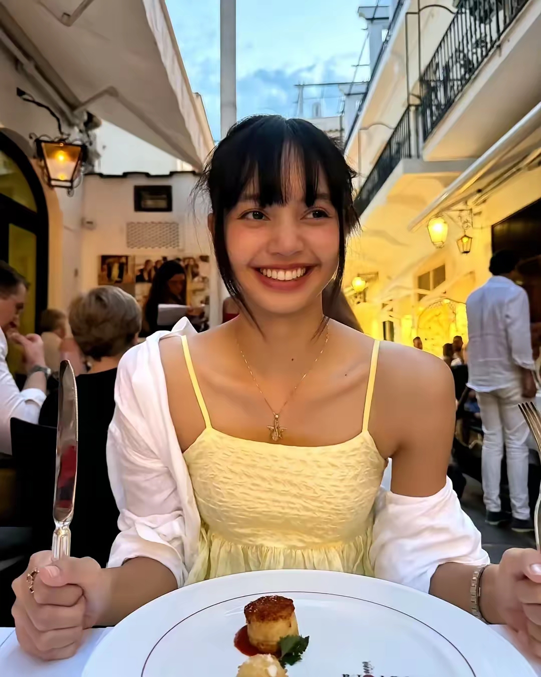 画面中lisa表情俏皮却被指神态似谄媚讨好