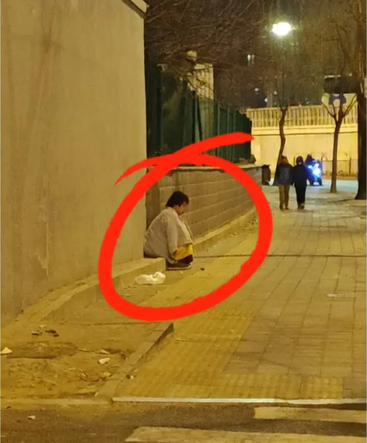 凌晨出车跑滴滴路过竟瞧见这般景象马路墙边一女子瑟缩着姿态狼狈