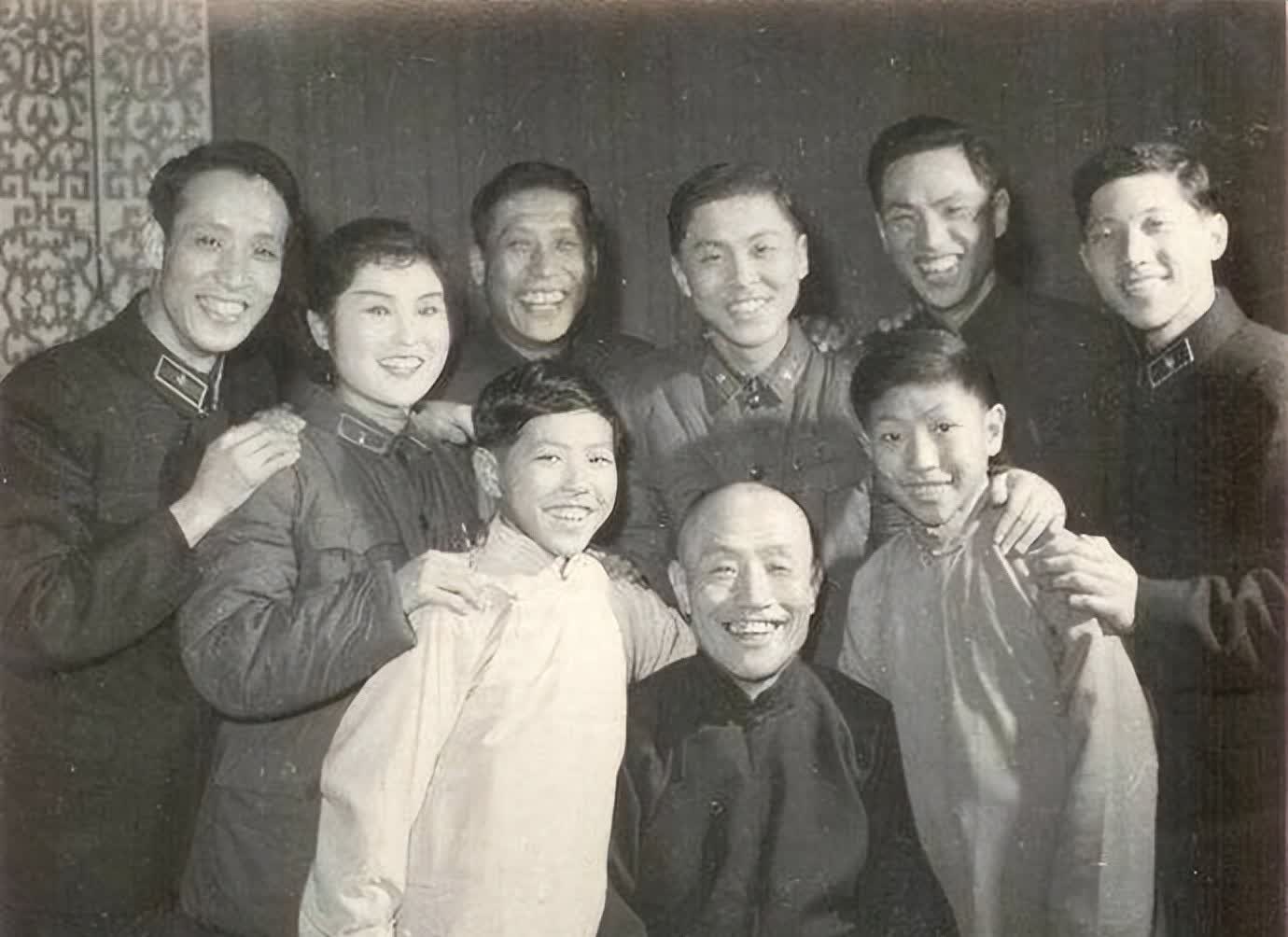 春节连更计划# 爱听相声的都知道,中国相声界有常连安,常宝堃,常宝霆