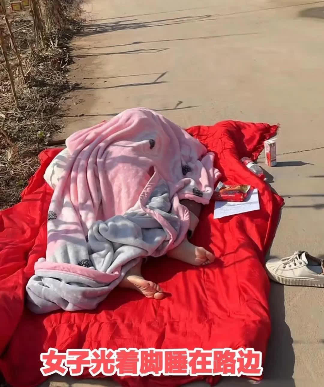 为了追回那6万多块,陕西一名女子在大过年这段时间,竟然直接睡在对方