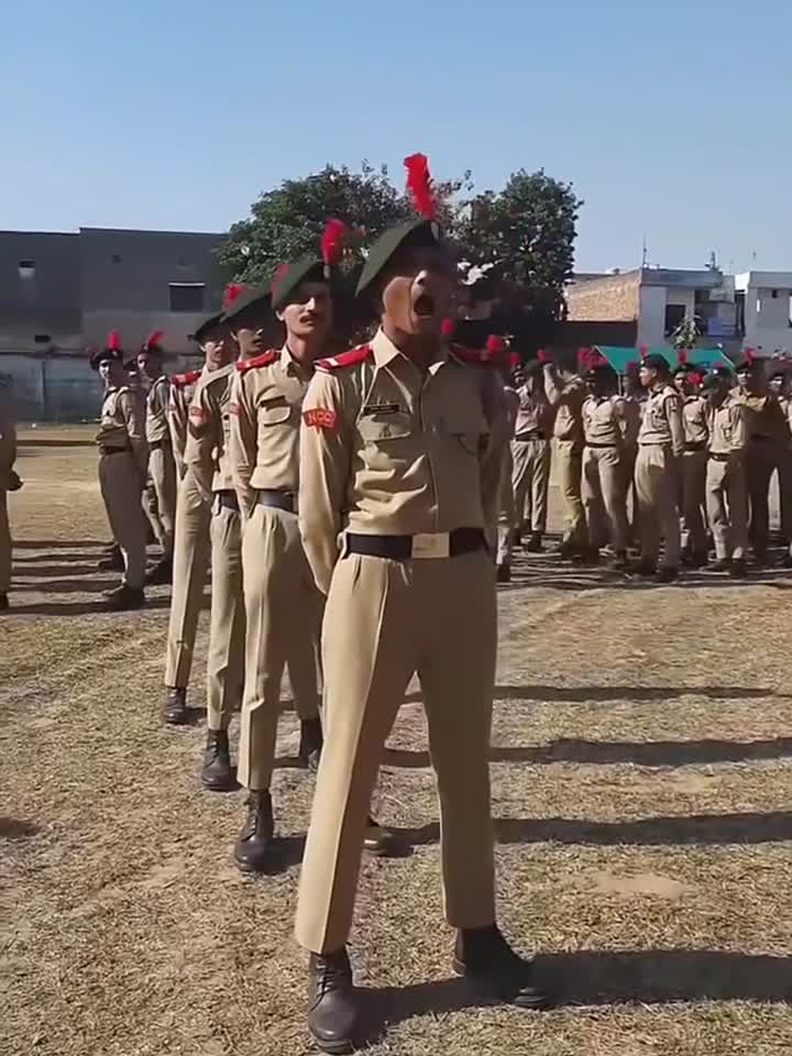 印度士兵训练踢正步,还是有点本事,顺拐了都能正回来