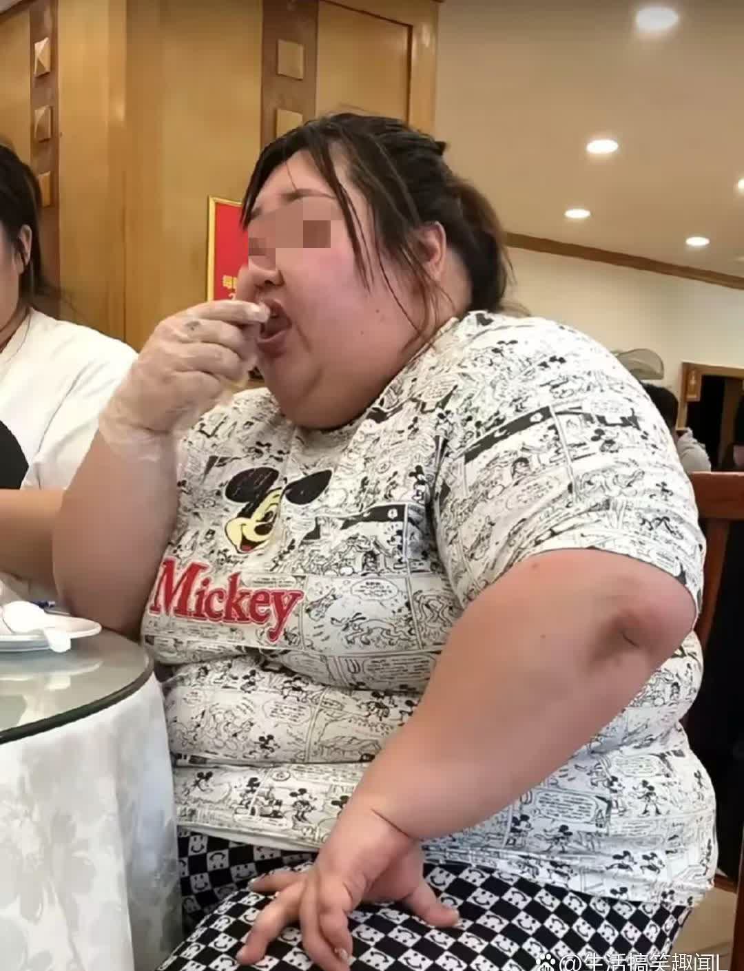 胖妞这是把自助餐吃出了自丑女喝酒图丑女喝酒图片大全大图丑女人喝酒