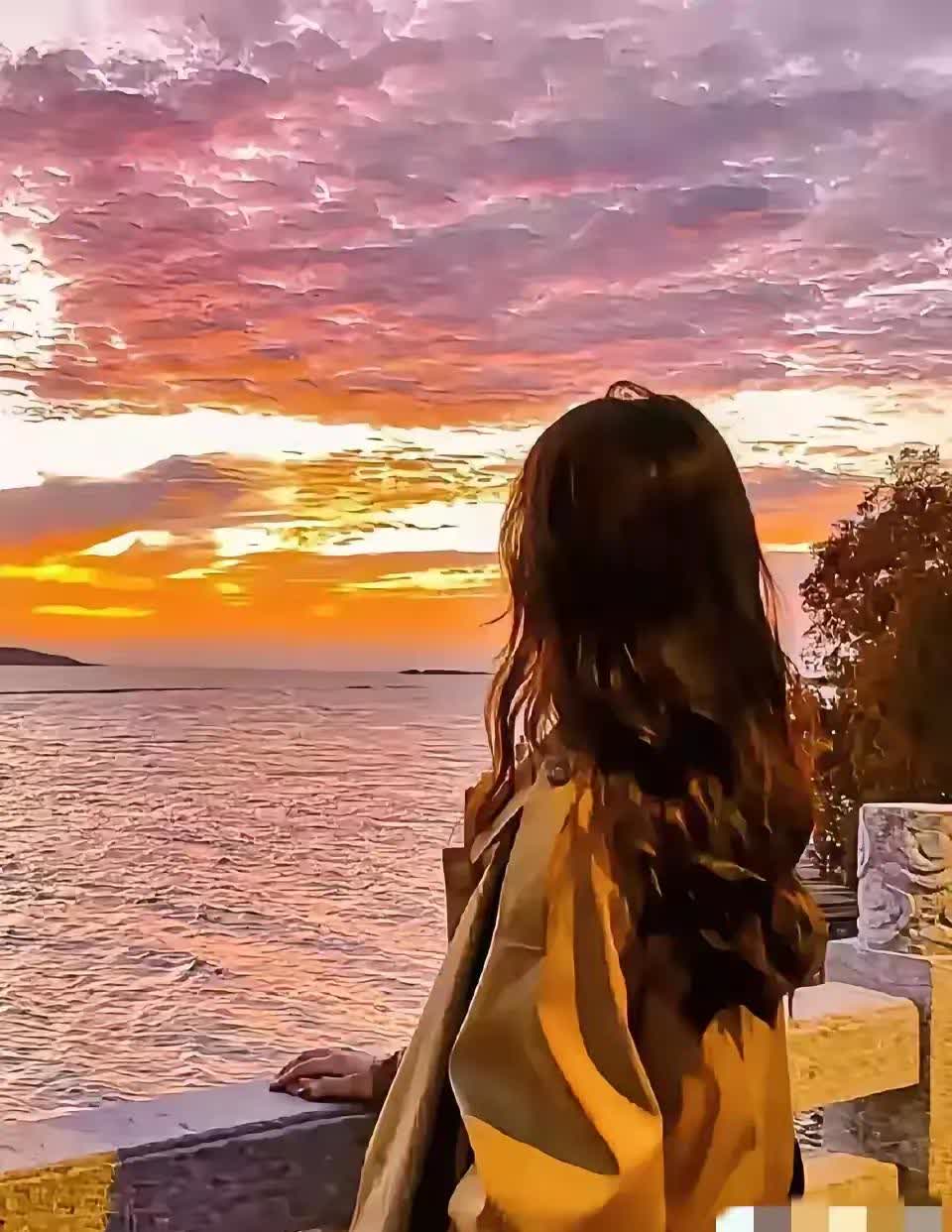 是弟弟辍学打面向大海的女人背影图面向大海的背影图片落日抬头望天的