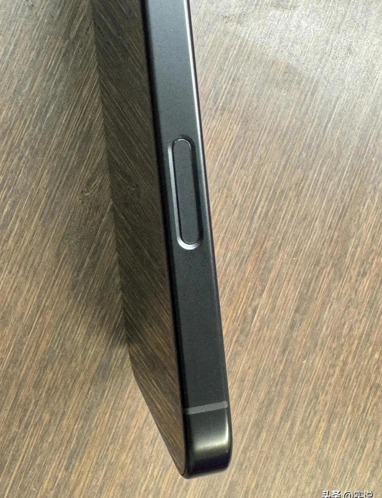 iphone 16相机按键没有想象的糟糕 作为一个裸机使用在意设计和cmf的