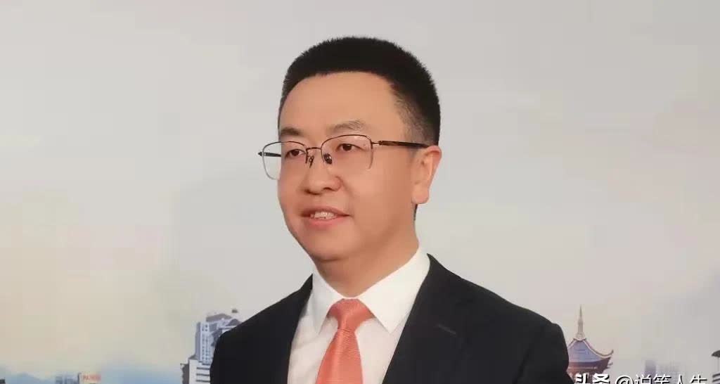 史麒麟,1980年生于贵州安龙,1998年即18岁时考上贵大,四年法学本科