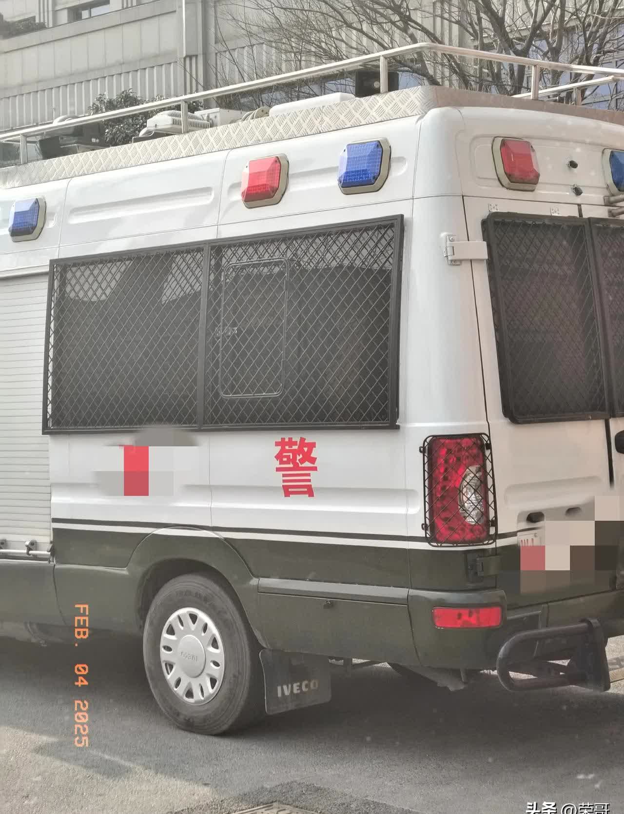 和某分局反正他们每天有几个武警战士?一个拿了五六十冲锋枪