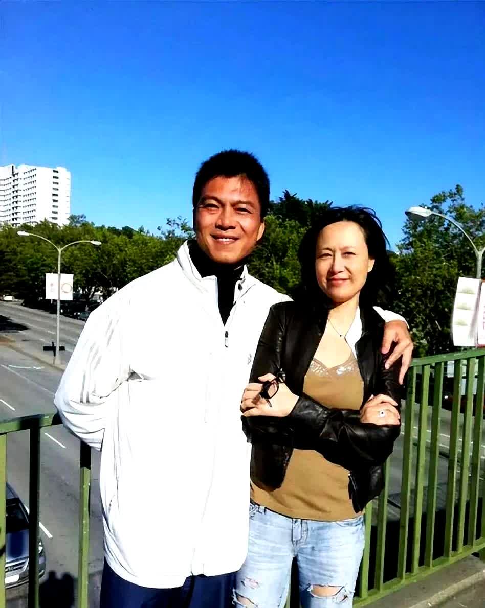 丈夫是一名运动员,比她小一岁