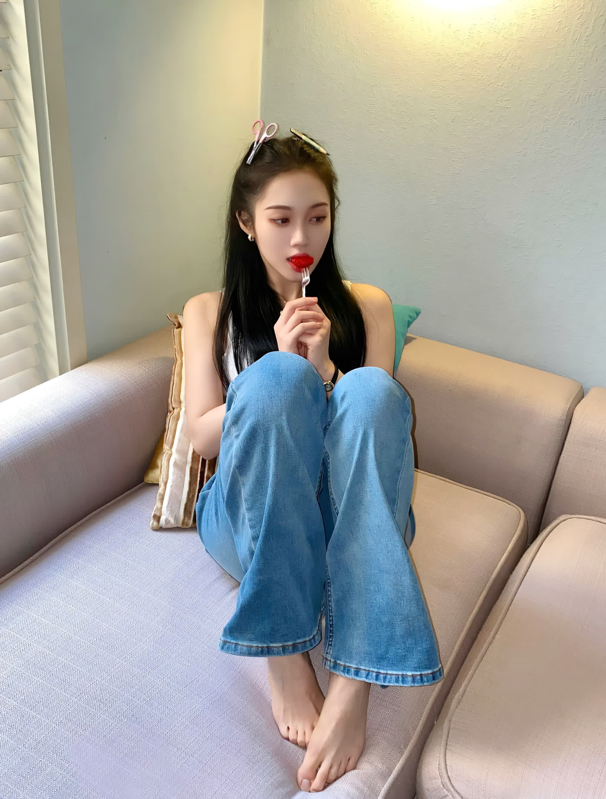 她留着乌黑亮丽的长发几枚彩色的剪刀造型发卡俏皮地别在发间为