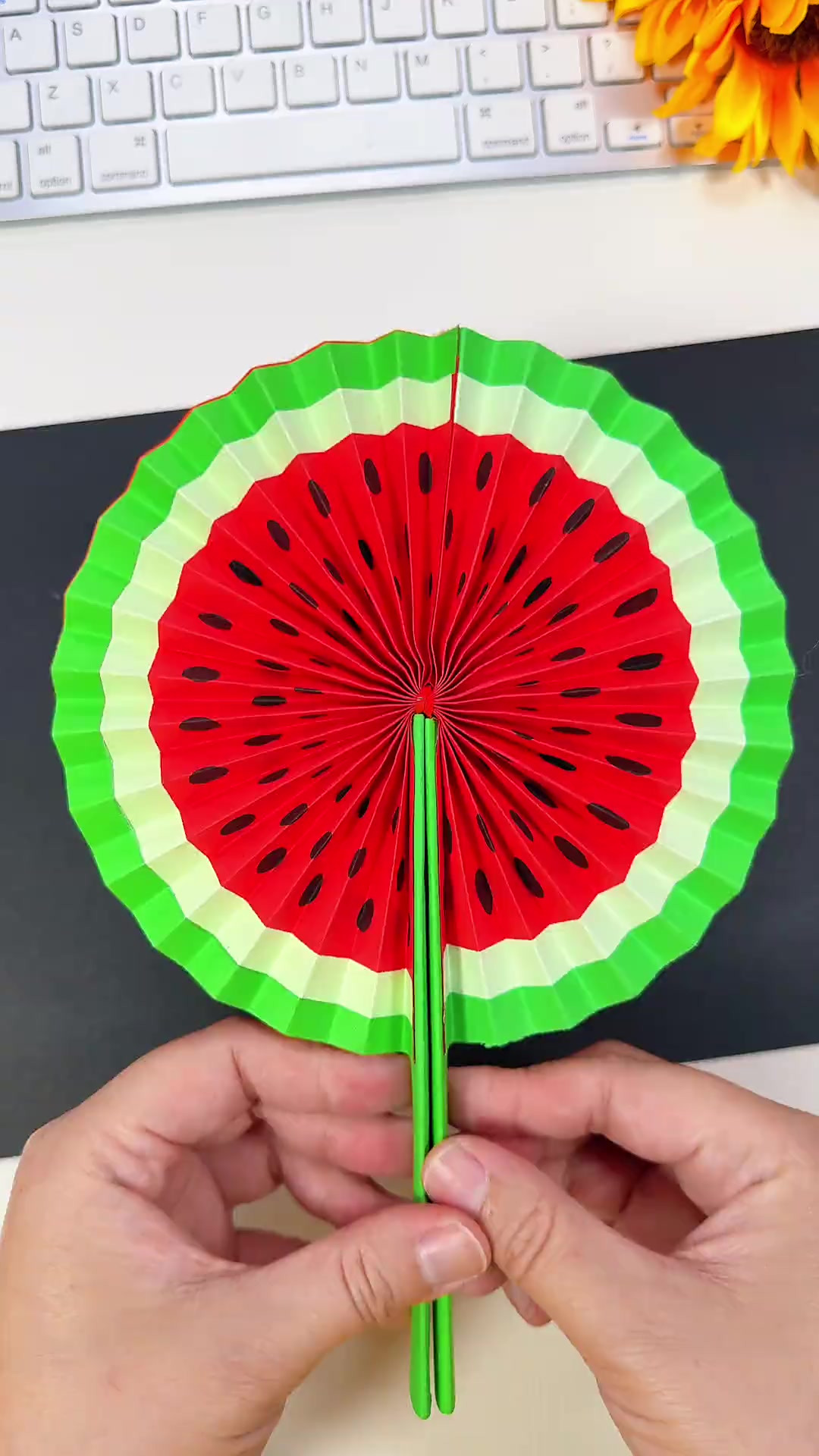 天气慢慢热了,和我一起用彩纸做好看的西瓜扇子吧