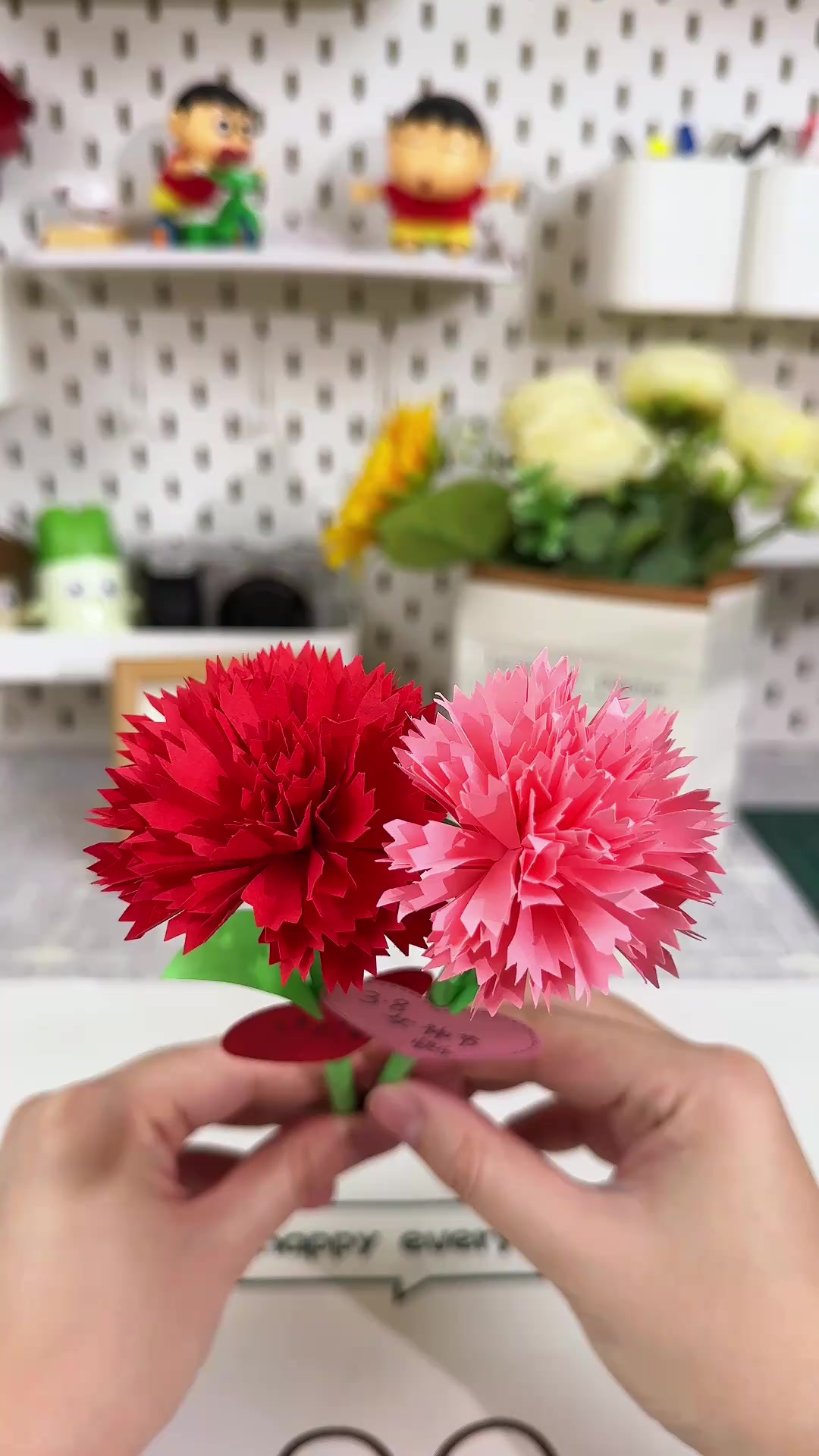 用纸自制康乃馨,送给特别的人,传递爱意与温暖的贺卡教案