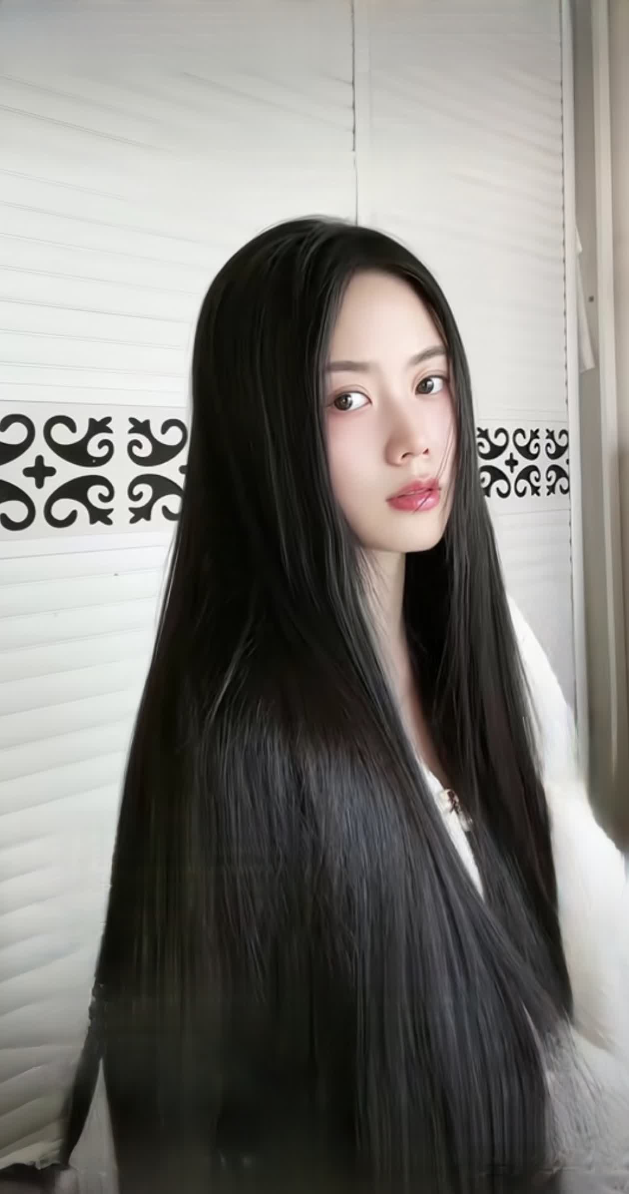 黑发丰盈,充满气质感,回头率极高,马尾扎起,干练而且利落,展现出满满