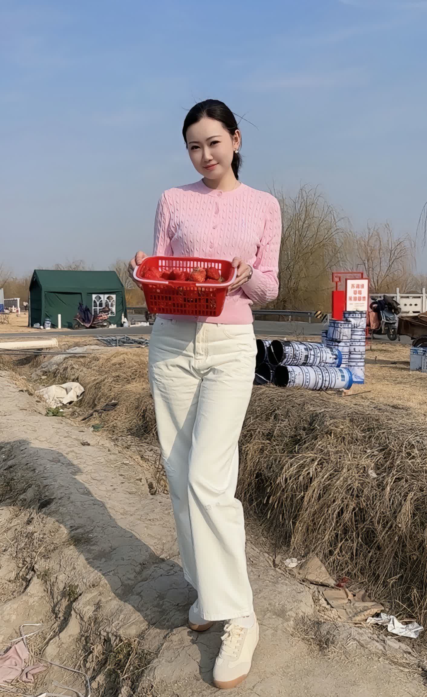 " 我回答说,要说不寂寞那是假话,尤其是深夜的时